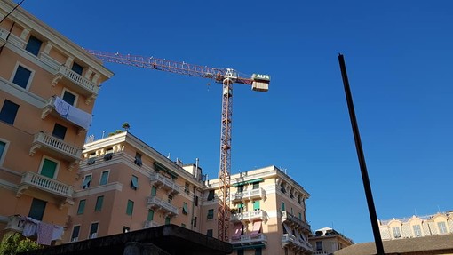 Pegli, sarà smontata la gru dentro al cantiere dell’ex cinema Eden