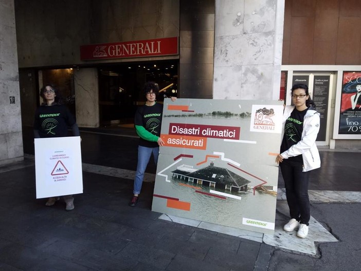 “Cambiamenti climatici in corso”: Greenpeace in piazza a Genova per chiedere a Generali di diventare leader contro i cambiamenti climatici “Cambiamenti climatici in corso”: Greenpeace in piazza a Genova per chiedere a Generali di diventare leader contro i cambiamenti climatici