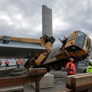 Cantiere Ponte per Genova: gru si inclina, feriti operai Cantiere Ponte per Genova: gru si inclina, feriti operai