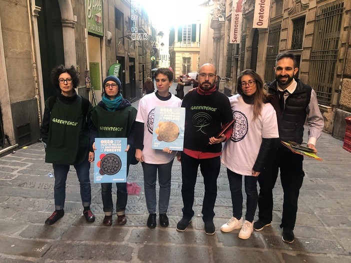 Greenpeace nei supermercati genovesi: "Basta olio di palma, distrugge le foreste"
