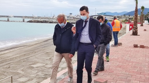 L'assessore Giacomo Giampedrone (a destra) insieme al sindaco di Pietra Luigi De Vincenzi (a sinistra)