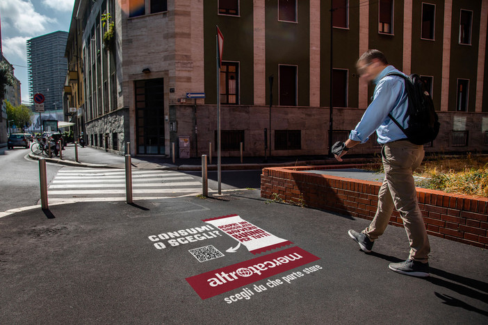 Graffiti green sul marciapiede, una nuova forma di comunicazione che approda su trenta strade di Genova
