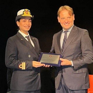 Graduation Day all’Accademia Marina Mercantile, l’assessore Scajola premia la prima allieva donna direttore di macchina