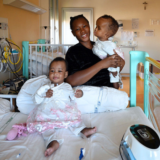Tornano a casa in Burkina Faso le due gemelle siamesi separate all’ospedale Gaslini