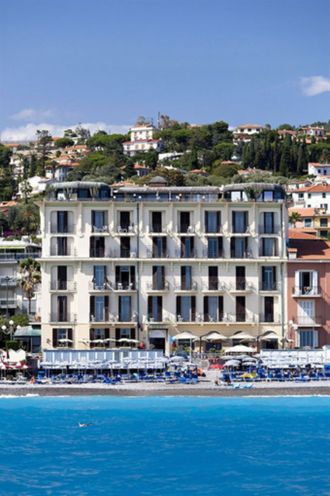 Cercasi Receptionist plurilingue per prestigioso hotel a Bordighera Cercasi Receptionist plurilingue per prestigioso hotel a Bordighera