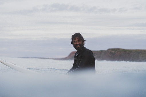 L’impresa sportiva (e di vita) di Hugo Vau, il surfista che ha cavalcato un’onda di 35 metri