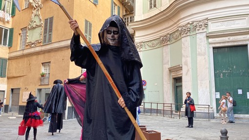 Halloween a Sestiere del Molo: sfilata da brividi di trampolieri e giocolieri per le vie del centro storico (Foto e video)