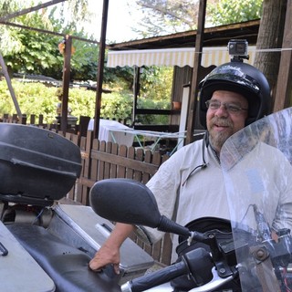 In moto tra le città terremotate: il centauro Hevesi Béni fa tappa in Liguria