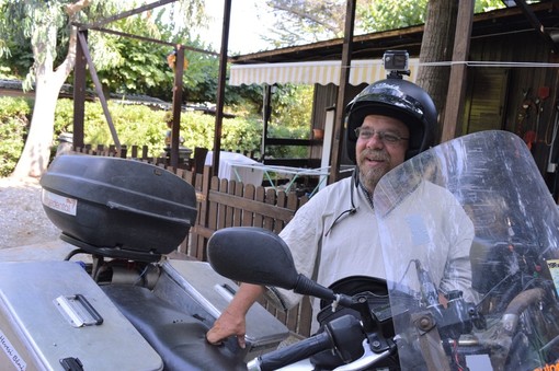 In moto tra le città terremotate: il centauro Hevesi Béni fa tappa in Liguria