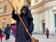 Halloween a Sestiere del Molo: sfilata da brividi di trampolieri e giocolieri per le vie del centro storico (Foto e video)