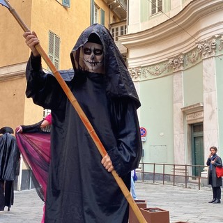 Halloween a Sestiere del Molo: sfilata da brividi di trampolieri e giocolieri per le vie del centro storico (Foto e video)