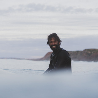 L’impresa sportiva (e di vita) di Hugo Vau, il surfista che ha cavalcato un’onda di 35 metri