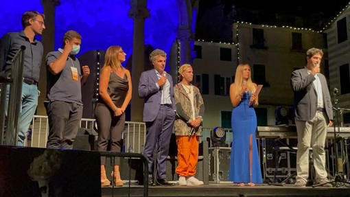 Rapallo: grande successo per il giovane giovane cantautore e polistrumentista Aka7even Rapallo: grande successo per il giovane giovane cantautore e polistrumentista Aka7even