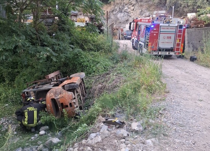 Anziano rimane sotto a un muletto, salvato dai vigili del fuoco Anziano rimane sotto a un muletto, salvato dai vigili del fuoco