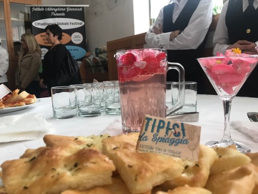 L'assessore regionale Stefano Mai in visita all'Alberghiero di Alassio per promuovere i "Tipici da spiaggia" L'assessore regionale Stefano Mai in visita all'Alberghiero di Alassio per promuovere i "Tipici da spiaggia"