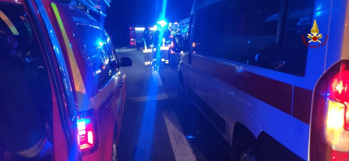 Incidente sull’A26, muore l’autista di un pullman. Almeno venti feriti Incidente sull’A26, muore l’autista di un pullman. Almeno venti feriti