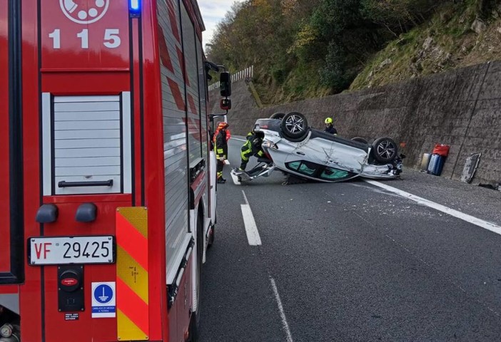 Incidente in A12, auto si ribalta: diversi feriti trasportati in ospedale in codice rosso