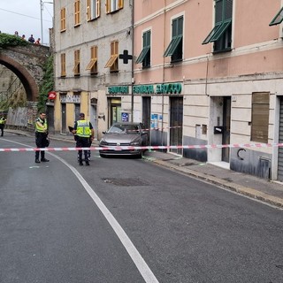 Donna travolta da un’auto a Borgoratti, il proprietario: “Ho azionato il freno a mano”