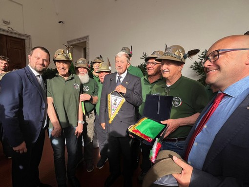 Adunata Alpini, il gruppo di Padova dona il gagliardetto alla Liguria: “Grazie per l’accoglienza”