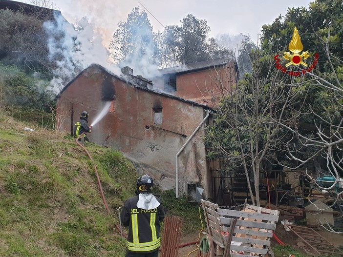 Pra, incendio in una stalla, una persona ferita, morti due asini e un cavallo Pra, incendio in una stalla, una persona ferita, morti due asini e un cavallo
