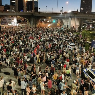 Quarantamila persone in strada per la fiaccolata pro Gaza: il saluto alla missione umanitaria nella Striscia