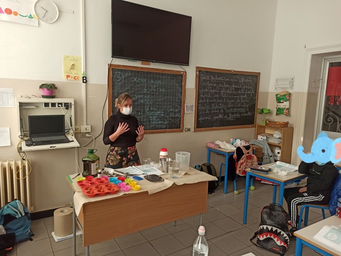 Fare il sapone per difendere l’ambiente: l’esperienza didattica della genovese Claudia Ferretti