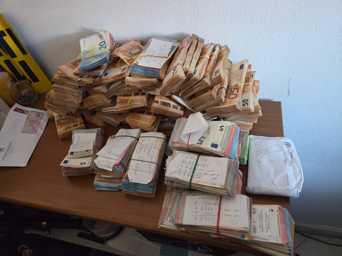 Terrorismo: un milione di euro, inni e bandiere di Hamas nelle perquisizioni