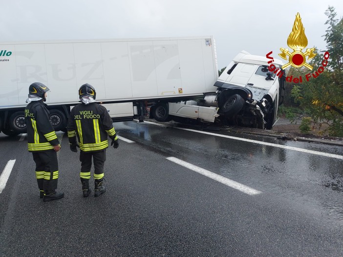 Camion si incastra in autostrada, il tratto tra Arenzano e Genova completamente bloccato
