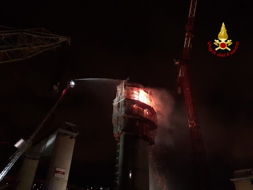 Ponte per Genova: a fuoco la pila 13, incendio nella notte