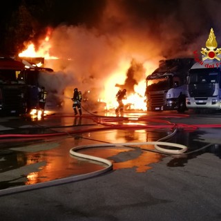 Incendio a Serra Riccò, in fiamme tre camion