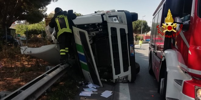 Camion si ribalta in A10 tra Voltri e Pra', un ferito in codice rosso e traffico paralizzato