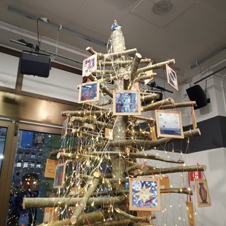 La Regione inaugura l'albero natalizio che riunisce le opere di 43 artisti liguri