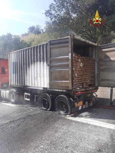 A10, prende fuoco il carico di un camion: segnalati 4 km di coda tra Pra' e Arenzano