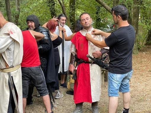 Mondi paralleli, si gira nei boschi del righi con i savonesi e i protagonisti di "Game of kings" Mondi paralleli, si gira nei boschi del righi con i savonesi e i protagonisti di "Game of kings"