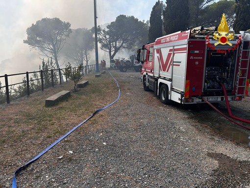 Vasto incendio sul Monte Moro, in azione i Vigili del Fuoco Vasto incendio sul Monte Moro, in azione i Vigili del Fuoco
