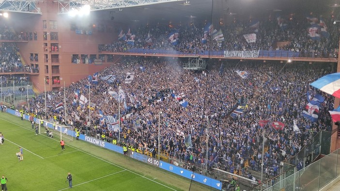 La gradinata Sud è pronta a sostenere la Sampdoria La gradinata Sud è pronta a sostenere la Sampdoria