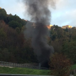 Il fumo generato dall'incendio del bus sull'A10