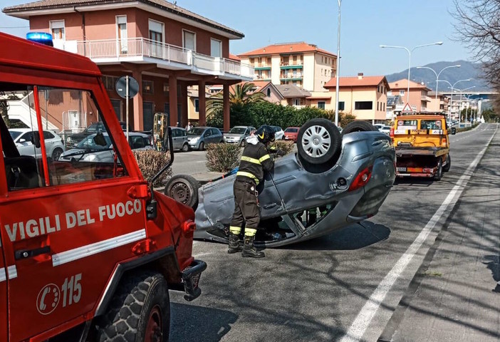 Chiavari, Auto scontra spartitraffico e si ribalta