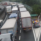 Autostrada in tilt: nove chilometri di coda tra Genova Pra' e Genova Ovest per un incidente
