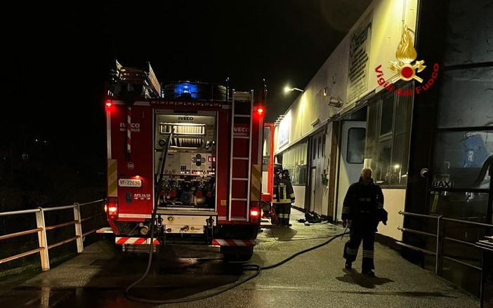 Brucia nella notte un capannone a Busalla