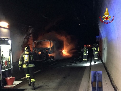 A10, camion in fiamme in galleria all'altezza di Spotorno: si sblocca la circolazione autostradale