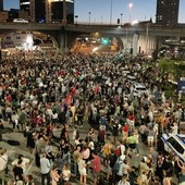 Quarantamila persone in strada per la fiaccolata pro Gaza: il saluto alla missione umanitaria nella Striscia