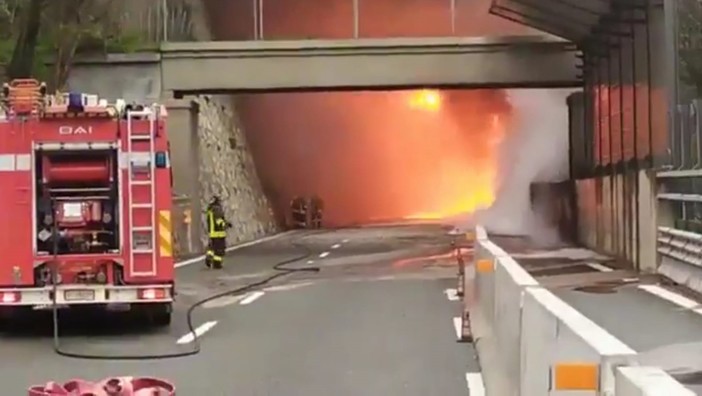 Camion in fiamme sulla A10 tra Varazze e Arenzano: traffico riaperto, in corso le operazioni di bonifica (FOTO e VIDEO)