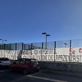 Genoa, striscione contro la società a Pegli prima della partenza per Milano: "La pazienza sta finendo" Genoa, striscione contro la società a Pegli prima della partenza per Milano: "La pazienza sta finendo"