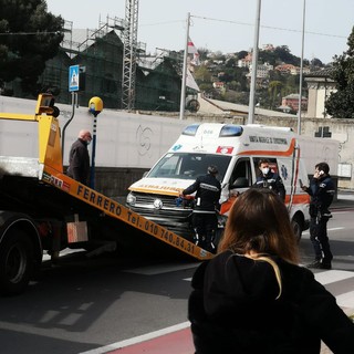 Rivarolo, frontale tra un'auto e un'ambulanza: una donna ferita