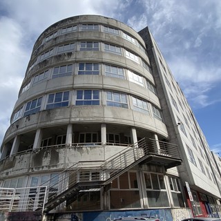 Blitz notturno al liceo Firpo occupato: estintori svuotati e aule danneggiate