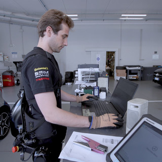 IIT presenta i nuovi esoscheletri industriali per rendere il lavoro più sicuro