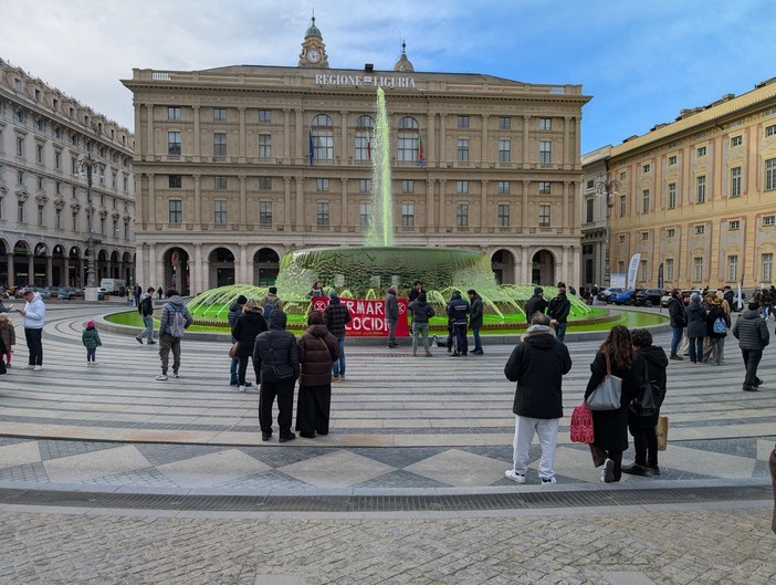 La fontana di De Ferrari diventa verde, il blitz di Extinction Rebellion: "Vogliamo fermare l'ecocidio"