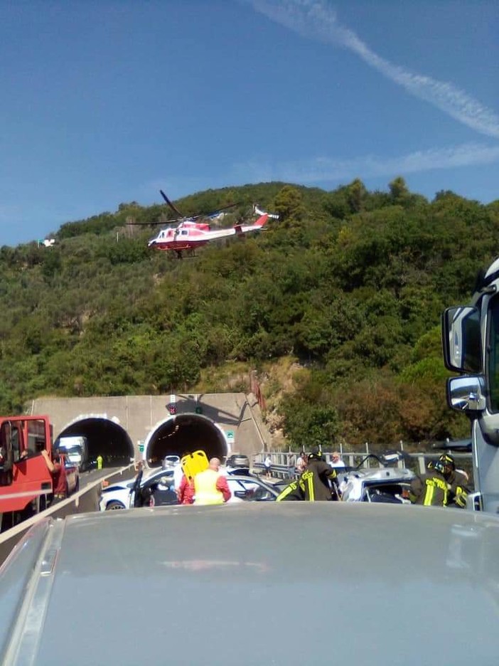 Maxi tamponamento tra Chiavari e Rapallo: interviene l'elisoccorso (FOTO)