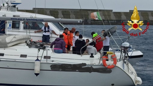 Arenzano, malore in barca: la guardia costiera scorta l'imbarcazione fino al porto (Video)